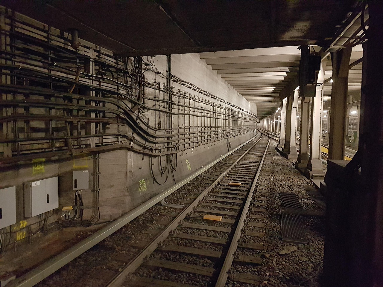 地铁与城市快速路建造方式的差异探究